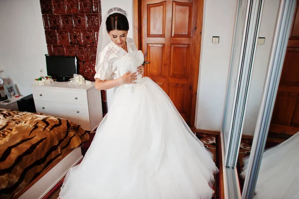 멋진 신부 들고 세련 된 그녀의 하얀 웨딩 드레스. — 스톡 사진