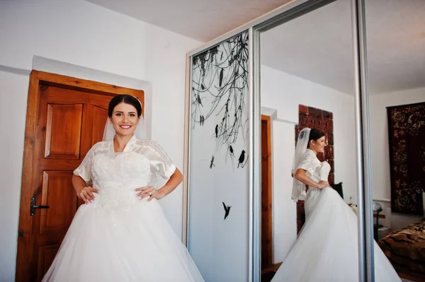 Fabulosa noiva segurando seu vestido de noiva branco sofisticado . — Fotografia de Stock