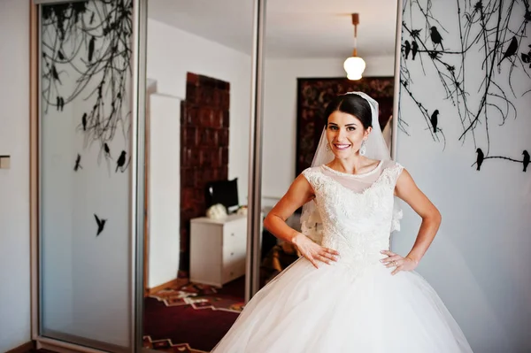 Noiva bonita e gentil vestida em seu lindo casamento branco — Fotografia de Stock