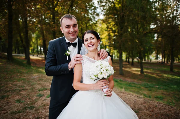 Incrível jovem lindo casal recém-casado dando um passeio no — Fotografia de Stock