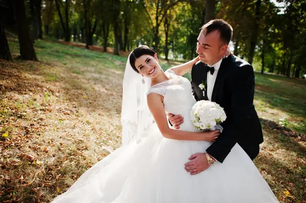 Incrível jovem lindo casal recém-casado dando um passeio no — Fotografia de Stock