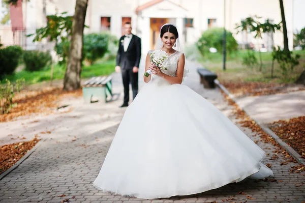 İnanılmaz genç muhteşem yeni evli çift bir yürüyüş alarak