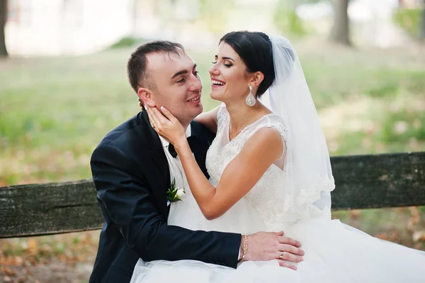 Parkta bankta oturmuş fantastik Düğün çifti