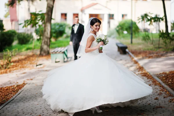 Incrível jovem lindo casal recém-casado dando um passeio no — Fotografia de Stock