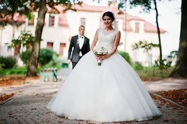 Incrível jovem lindo casal recém-casado dando um passeio no — Fotografia de Stock