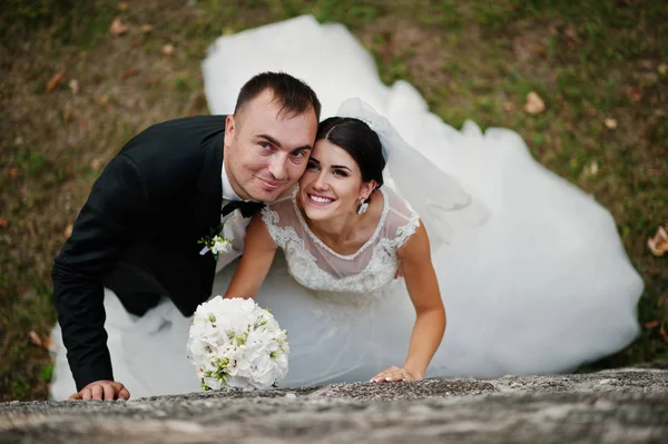 Casal de casamento bonito curtindo a companhia um do outro contra enorme — Fotografia de Stock