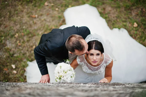 Tjusig bröllop par njuter av varandras sällskap mot enorma — Stockfoto