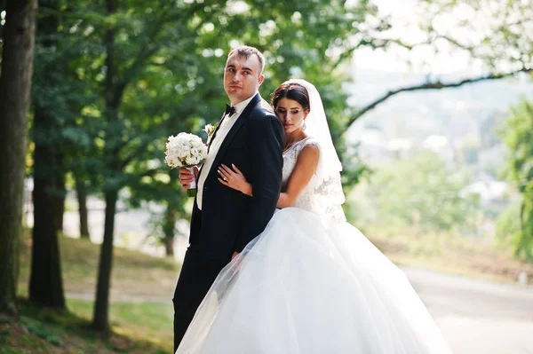 Incrível jovem lindo casal recém-casado dando um passeio no — Fotografia de Stock