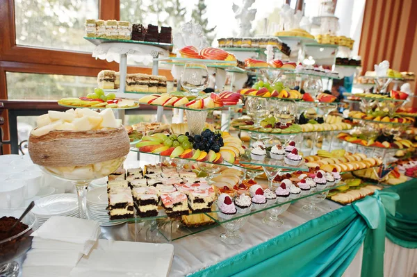 Fantástica mesa de banquete de boda con una decoración impresionante y deliciosa —  Fotos de Stock