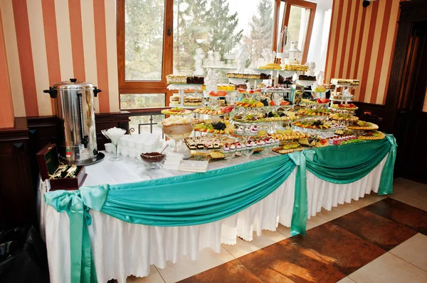 Fantastique table de banquet de mariage avec un décor impressionnant et délicieux — Photo