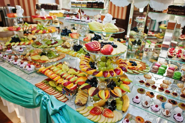 Fantástica mesa de banquete de boda con una decoración impresionante y deliciosa — Foto de Stock