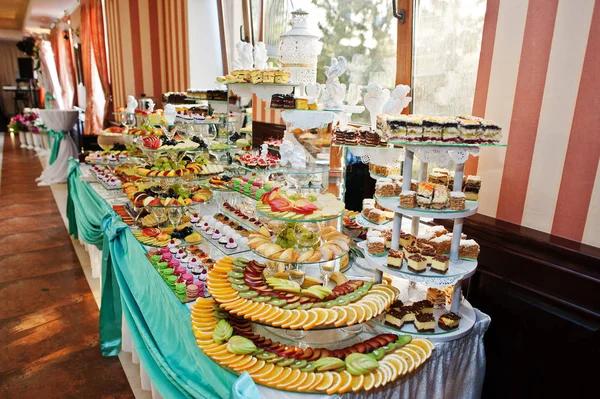 Fantástica mesa de banquete de boda con una decoración impresionante y deliciosa —  Fotos de Stock