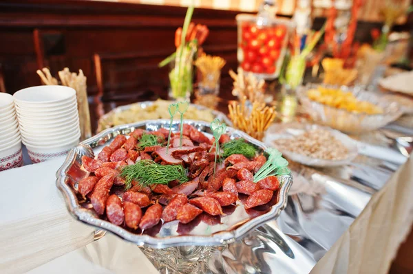 Fantastique table de banquet de mariage avec un décor impressionnant et délicieux — Photo