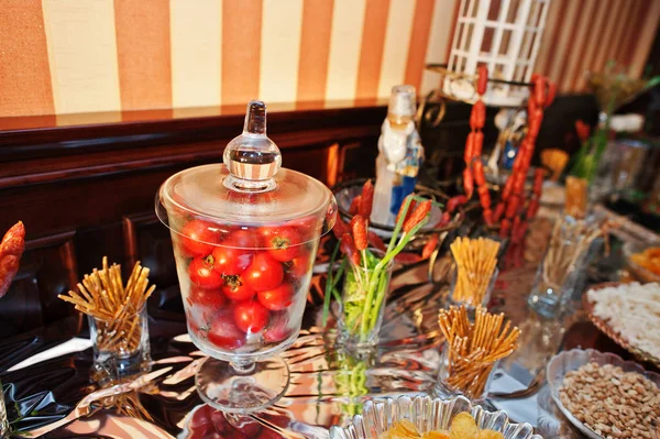 Fantastická svatební hostinu stůl s úžasnou výzdobou a lahodné — Stock fotografie