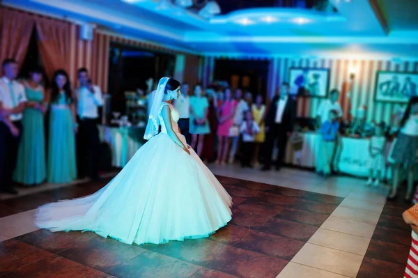 Belo casal dançando no restaurante com luzes diferentes — Fotografia de Stock