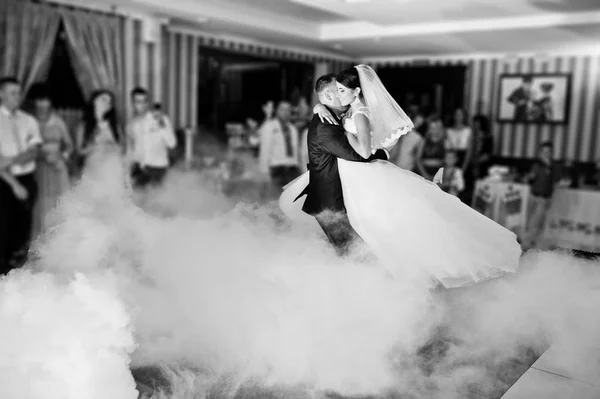 Красивая пара танцует в ресторане с разными огнями — стоковое фото