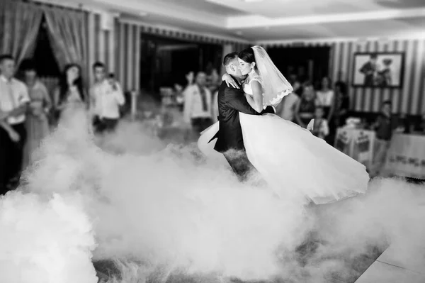 Belo casal dançando no restaurante com luzes diferentes — Fotografia de Stock