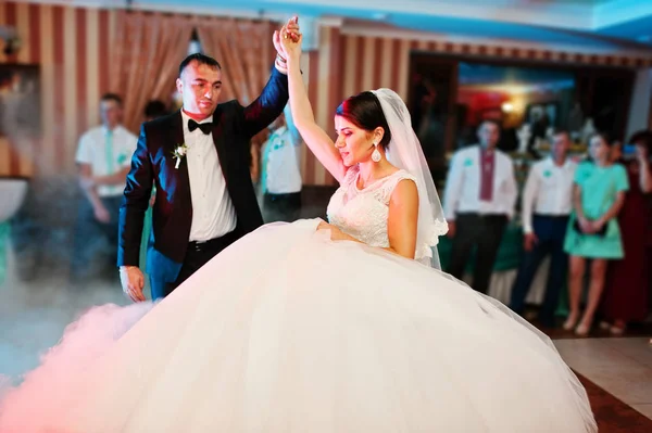 Belo casal dançando no restaurante com luzes diferentes — Fotografia de Stock