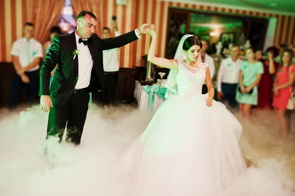 Güzel çift farklı ışıkları ile restoranda dans