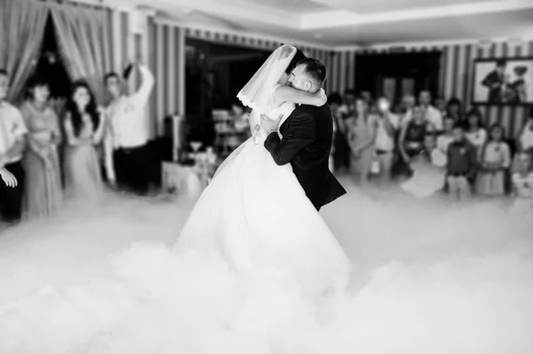 Belo casal dançando no restaurante com luzes diferentes — Fotografia de Stock