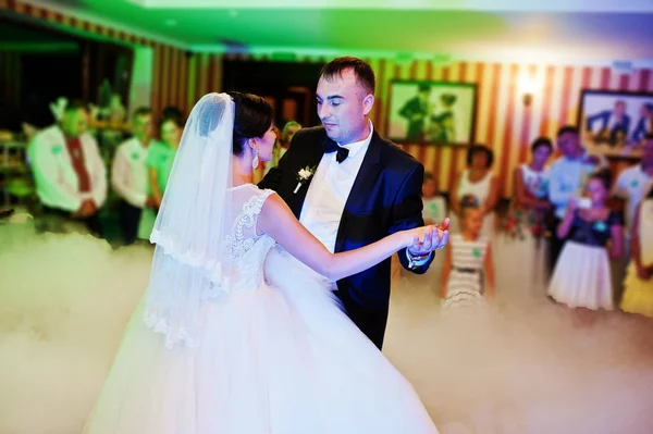 Bella coppia che balla nel ristorante con luci diverse — Foto Stock