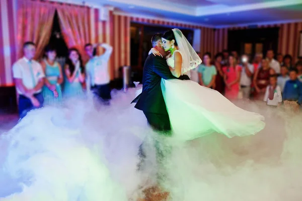 Belo casal dançando no restaurante com luzes diferentes — Fotografia de Stock