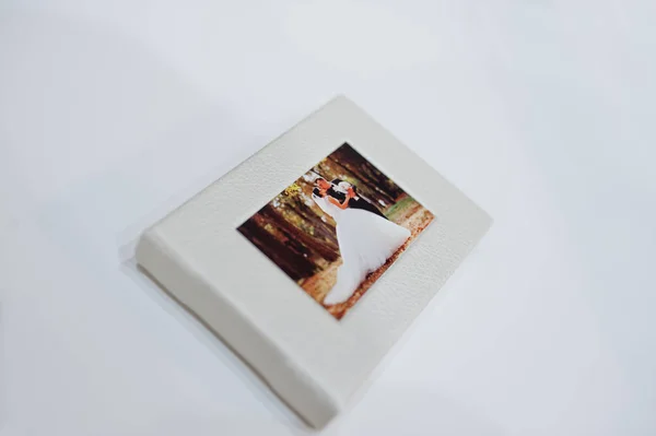 Fotolivro de casamento de couro branco sofisticado ou álbum de fotos em t — Fotografia de Stock