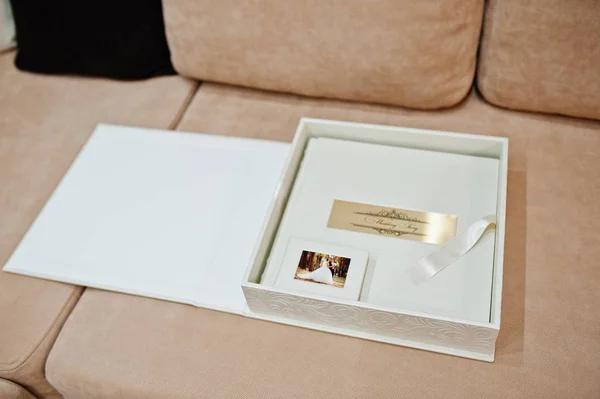 Úžasné a elegantní bílý box s svatební fotokniha nebo Foto al — Stock fotografie
