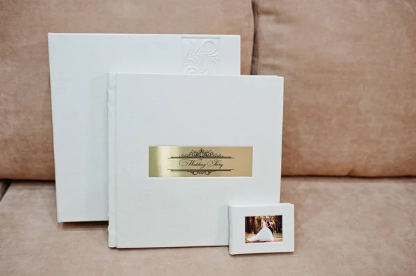 Sohisticated white leather wedding photobook or photo album with — Stock Photo, Image