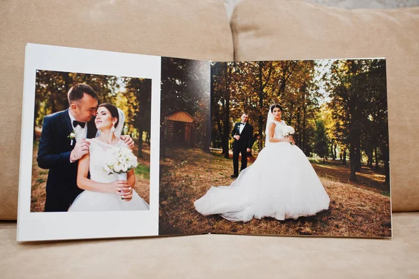 Seiten Hochzeits-Fotobuch oder Hochzeitsalbum auf dem Sofa mit — Stockfoto