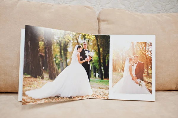 Páginas de libro de fotos de boda o álbum de bodas en el sofá con cus —  Fotos de Stock
