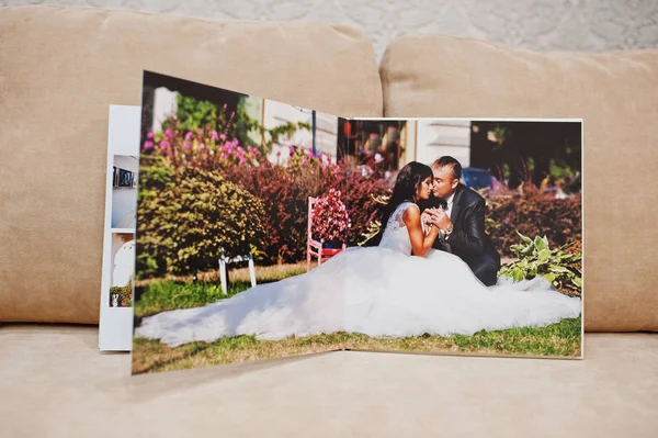 Stránky o svatební fotokniha nebo svatební album na pohovce s cus — Stock fotografie