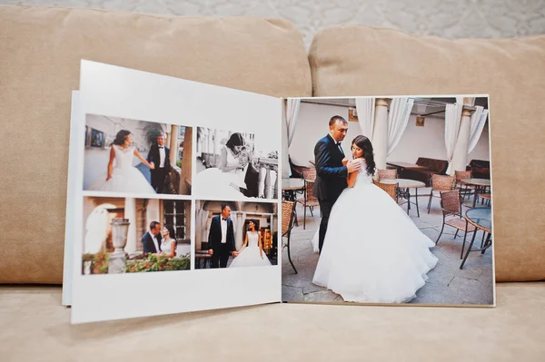 Pages of wedding photobook or wedding album on the sofa with cus — Stock Photo, Image