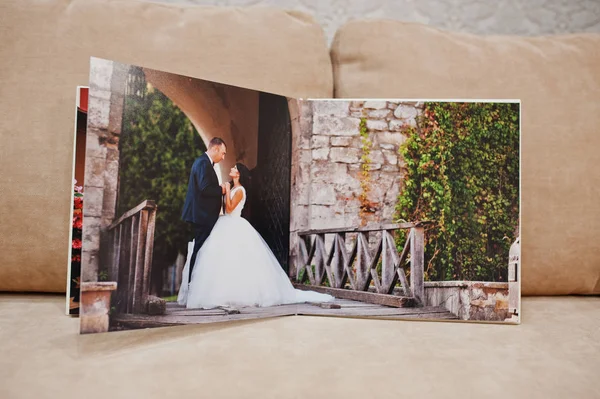 Pages of wedding photobook or wedding album on the sofa with cus — Stock Photo, Image