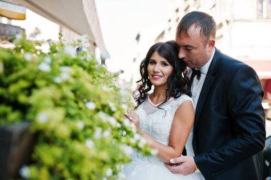 İnanılmaz genç çekici yeni evli iki yürüyor ve poz