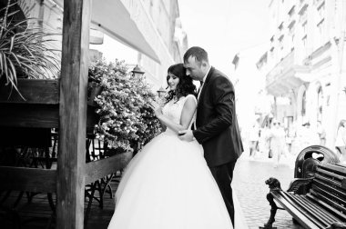 İnanılmaz genç çekici yeni evli iki yürüyor ve poz