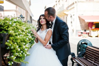 İnanılmaz genç çekici yeni evli iki yürüyor ve poz