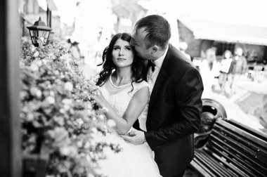 İnanılmaz genç çekici yeni evli iki yürüyor ve poz