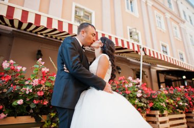 Eski t sokakta öpüşme genç Düğün çifti çarpıcı