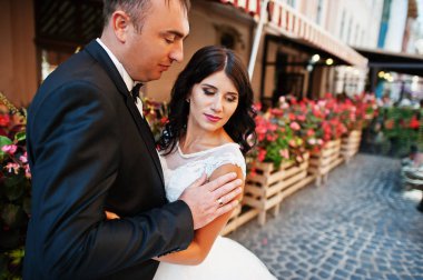 İnanılmaz genç çekici yeni evli iki yürüyor ve poz