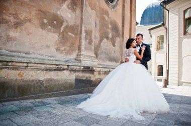 İnanılmaz genç çekici yeni evli iki yürüyor ve poz