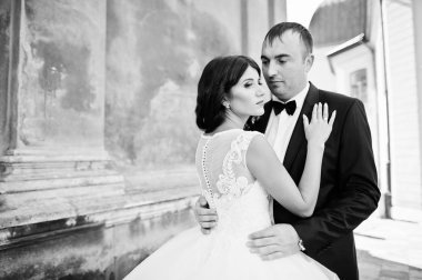 İnanılmaz genç çekici yeni evli iki yürüyor ve poz