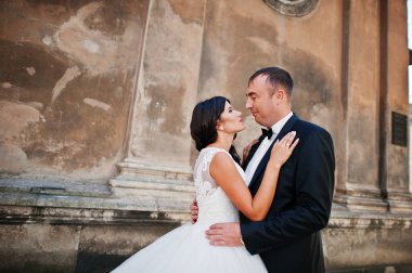 İnanılmaz genç çekici yeni evli iki yürüyor ve poz