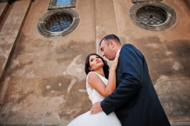 İnanılmaz genç çekici yeni evli iki yürüyor ve poz