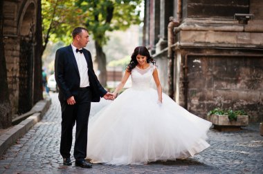 İnanılmaz genç çekici yeni evli iki yürüyor ve poz