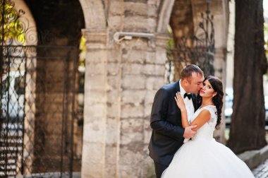 İnanılmaz genç çekici yeni evli iki yürüyor ve poz