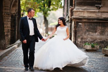 İnanılmaz genç çekici yeni evli iki yürüyor ve poz