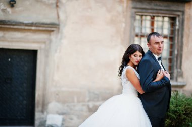 İnanılmaz genç çekici yeni evli iki yürüyor ve poz