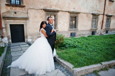 İnanılmaz genç çekici yeni evli iki yürüyor ve poz