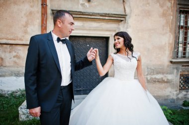 İnanılmaz genç çekici yeni evli iki yürüyor ve poz